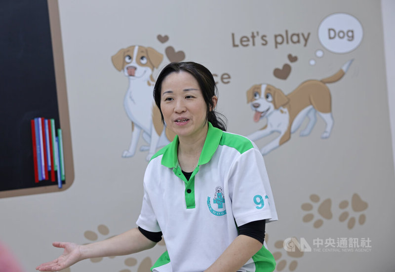 台灣狗醫生協會訓練師盧育慈認為，沒有教不會的狗，只有教不會的人。中央社記者裴禛攝 115年4月6日