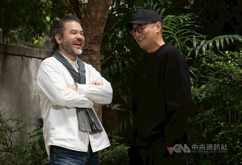 影集「乩身」導演賴俊羽（左）、管偉傑（右）分享此劇人性善惡觀點，管偉傑分享劇中每隻鬼有祂們的執念，有祂們放不下的事；賴俊羽則坦言其實鬼就是人，「劇中的角色都在做選擇，善惡都是一種選擇」。中央社記者趙世勳攝　115年4月6日