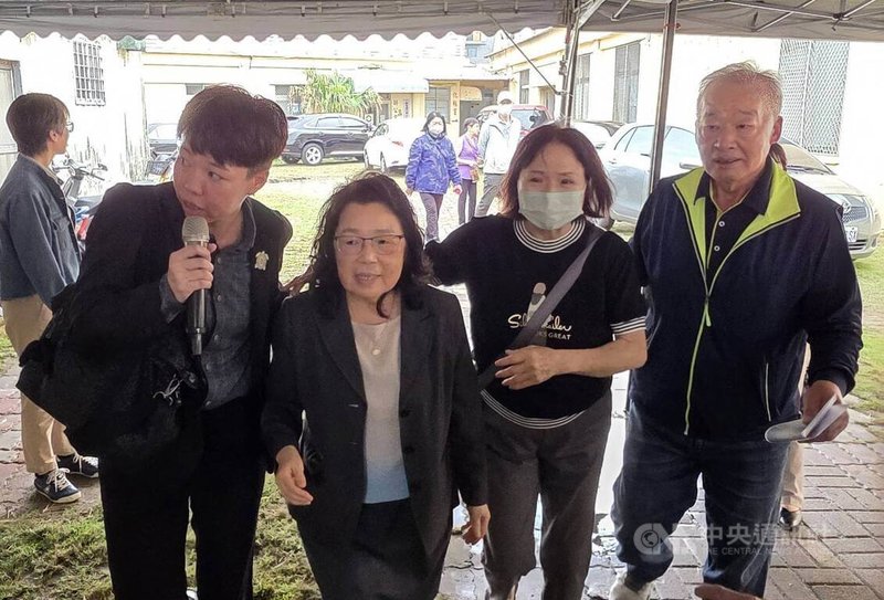 澎湖縣長陳光復目前仍在住院治療中，「澎湖縣長陳光復感恩茶會」6日在馬公舉行，陳光復妻子吳淑瑾（前左2）出席，現場感受到鄉親溫暖擁抱與支持，令她一度哽咽，也感謝鄉親不離不棄與鼓勵。中央社　115年4月6日