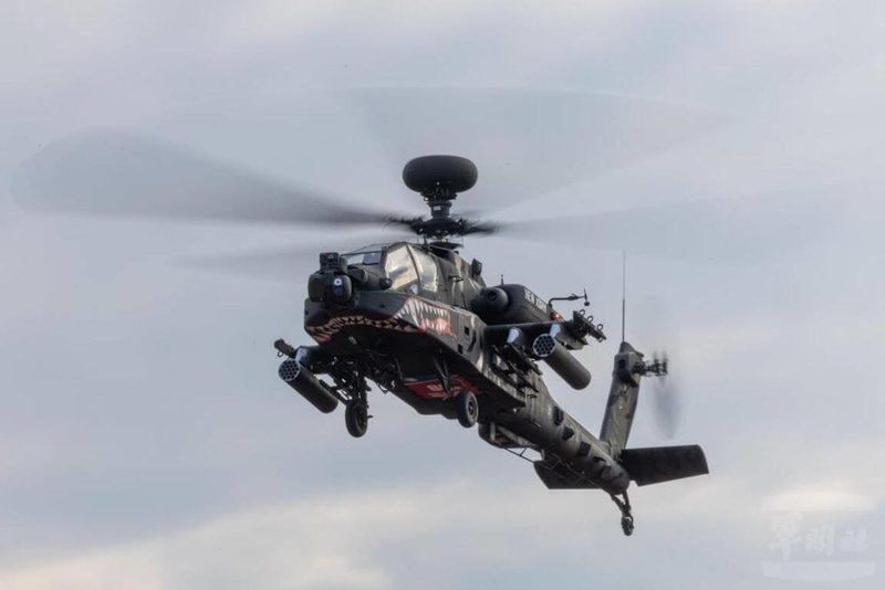 彩繪AH-64E阿帕契攻擊直升機4日、5日降落台中逢甲大學校園，圖為在空中盤旋準備降落。（軍聞社提供）中央社記者游凱翔傳真　115年4月6日