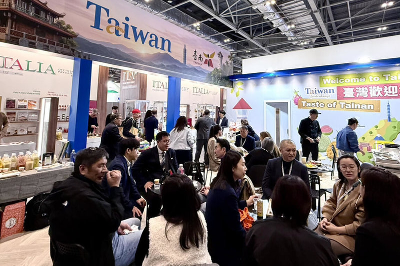 台南市長黃偉哲率農漁產廠商參加英國國際食品飲料展（IFE），市府統計媒合超過900組貿易洽談，預估創造逾新台幣1.5億元商機。（台南市政府提供）中央社記者楊思瑞台南傳真 115年4月6日