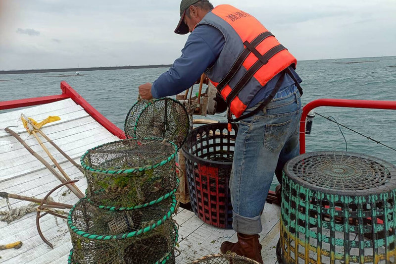 台南市在每年10月1日至隔年6月30日淺海牡蠣養殖期間，禁止籠具及刺網漁業漁船在距岸1.5浬內海域作業，6日執行巡護扣留違規漁具。（台南市政府提供）中央社記者楊思瑞台南傳真  115年4月6日