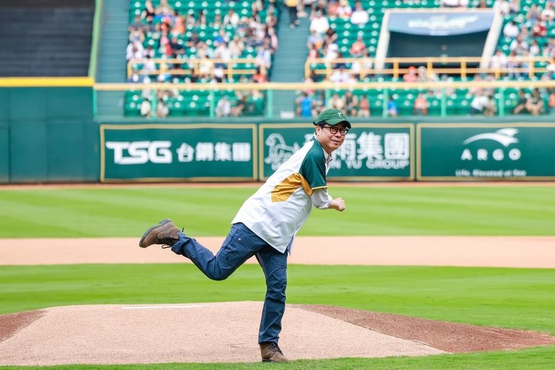 中華職棒37年新球季開打，台鋼雄鷹隊6日在高雄澄清湖棒球場迎接主場開幕戰，高雄市長陳其邁（圖）應邀擔任開球嘉賓。（高雄市政府提供）中央社記者蔡孟妤傳真　115年4月6日