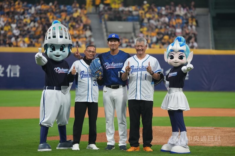 中華職棒富邦悍將隊6日繼續在主場新莊棒球場出賽，賽前邀請球星林哲瑄（中）的恩師陳献榮（左）、父親林漢森（右）為比賽開球，3人在開球儀式後合影。中央社記者徐肇昌攝　115年4月6日