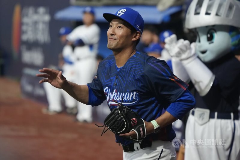 中華職棒富邦悍將隊6日繼續在主場新莊棒球場出賽，賽後並將為球星林哲瑄（圖）舉辦引退儀式，林哲瑄賽前亮相，受到全場矚目。中央社記者徐肇昌攝　115年4月6日