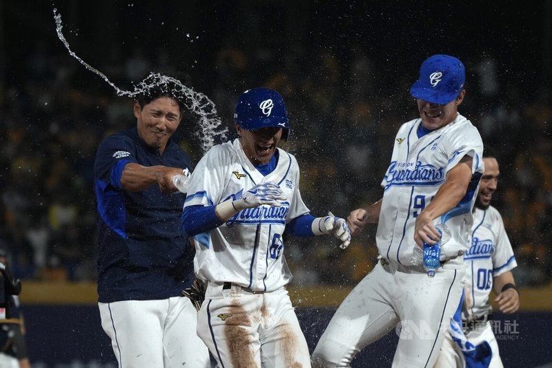 中華職棒富邦悍將隊6日在新莊球場交手中信兄弟隊，延長賽第10局靠著林岳谷（左2）再見高飛犧牲打，終場就以5比4奪勝，隊友林哲瑄（左）等人衝上場灑水慶祝。中央社記者徐肇昌攝　115年4月6日