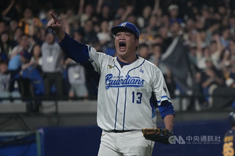 中華職棒例行賽6日在新莊棒球場由中信兄弟與富邦悍將隊交手，悍將投手廖任磊（圖）延長賽10局登板，順利解決對手無失分，他興奮吶喊慶祝；終場悍將搶勝，廖任磊也拿下勝投。中央社記者徐肇昌攝　115年4月6日