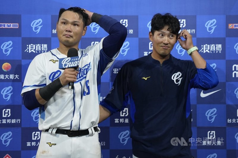 中華職棒富邦悍將隊6日在新莊棒球場以5比4擊敗中信兄弟隊搶勝，悍將野手范國宸（左）賽後獲選單場最有價值球員（MVP），發表感言時為退役好手林哲瑄（右）送上祝福。中央社記者徐肇昌攝　115年4月6日