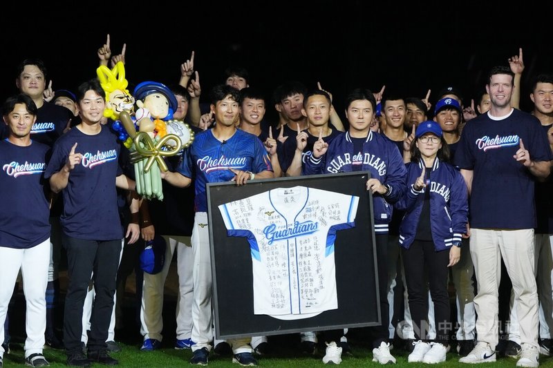 中華職棒富邦悍將隊6日晚間賽後為「悍將遊俠」林哲瑄（前左3）舉辦引退儀式，教練及隊友們一同送上簽名球衣，給予祝福。中央社記者徐肇昌攝　115年4月6日