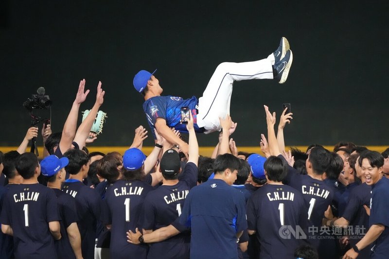 「悍將遊俠」林哲瑄（中上）的引退儀式6日在新莊棒球場舉行，宣告他正式卸下選手身分，球團並安排各界來賓到場祝賀，隊友與教練們也一同高拋林哲瑄。中央社記者徐肇昌攝　115年4月6日