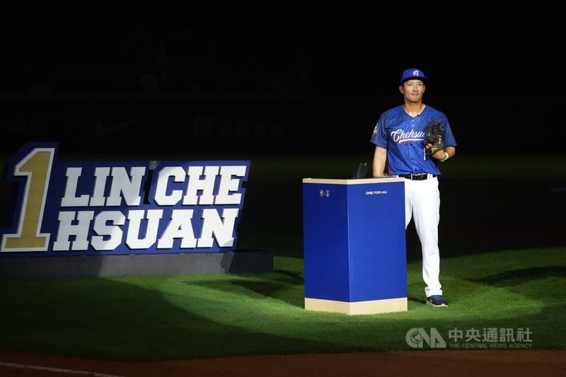 「悍將遊俠」林哲瑄引退儀式6日在新莊球場舉行，宣告他正式卸下選手身分。在高掛手套後，林哲瑄將專心擔任悍將二軍教練，他說，「我會盡一切努力，讓富邦再次榮耀」。中央社記者徐肇昌攝　115年4月6日