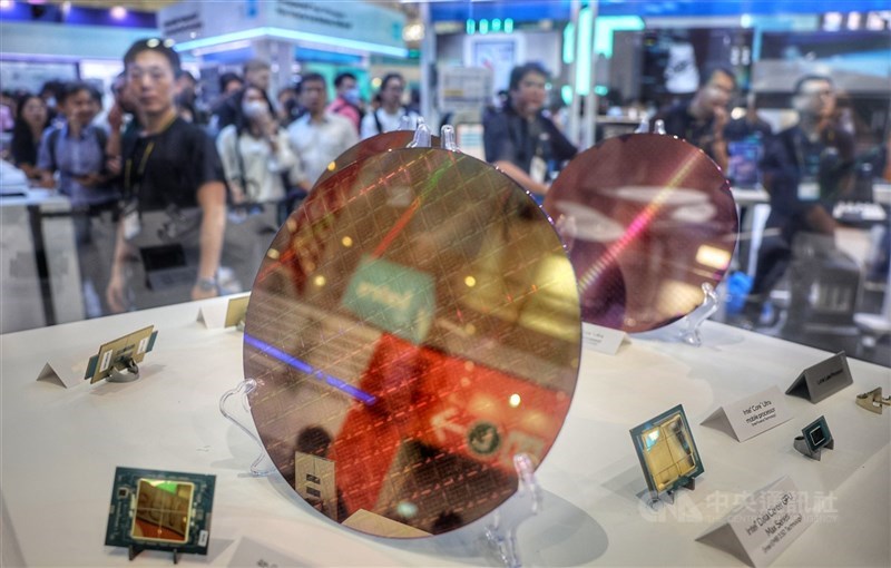 圖為參展廠商在電腦展陳列晶圓與GPU。（中央社檔案照片）