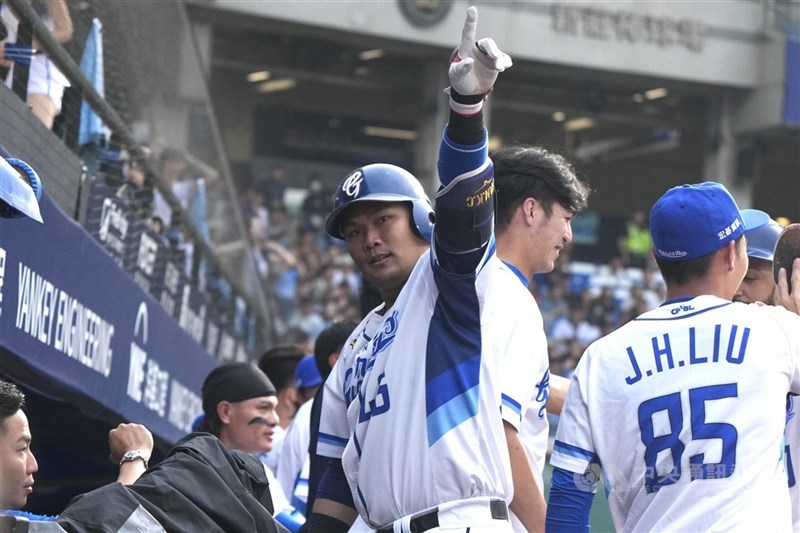 中華職棒6日在新莊棒球場舉行中信兄弟隊與富邦悍將隊的例行賽，悍將打者范國宸（中）首局開轟，2分砲助隊取得領先，回到休息區後舉手致意。 中央社記者徐肇昌攝　115年4月6日