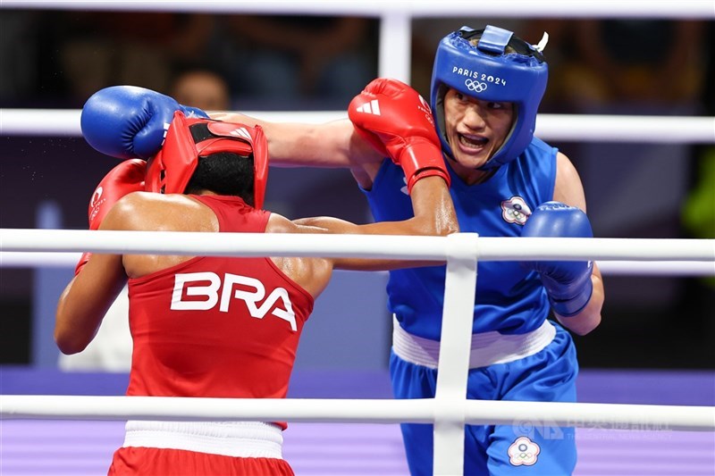 「拳擊女王」陳念琴（右）挺進拳擊亞洲錦標賽女子65公斤級冠軍戰。（中央社檔案照片）