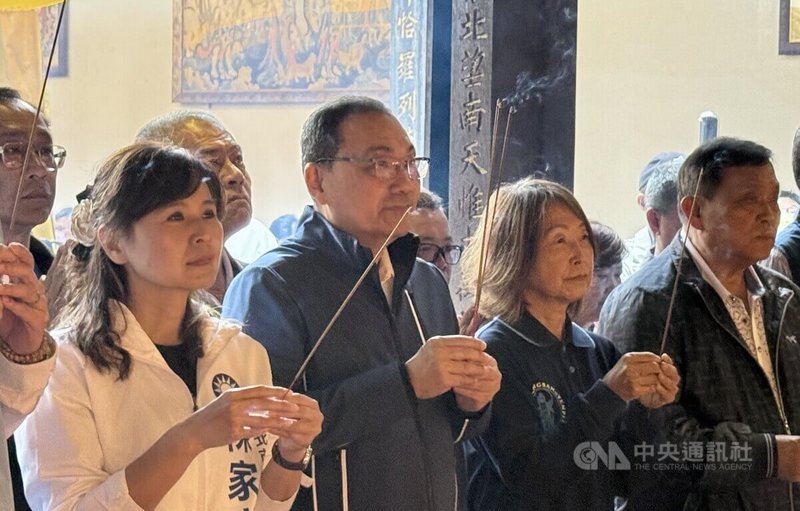 新北市長侯友宜（前左2）到淡水龍山寺參加觀世音菩薩聖誕參拜祈福活動，他表示，跟觀世音菩薩祝壽，希望能夠照顧所有市民，大家都能夠平安。中央社記者王鴻國攝  115年4月6日
