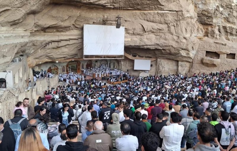 棕枝主日特別祈禱與禮拜儀式是棕枝主日慶典重心,從早上8時持續至中午。彌撒期間,神職人員會先誦讀聖經、分發聖餐給教徒,並向教徒潑灑象徵潔淨與祝福的聖水。(科普特教徒貝奇提供)中央社記者施婉清開羅傳真 115年4月6日