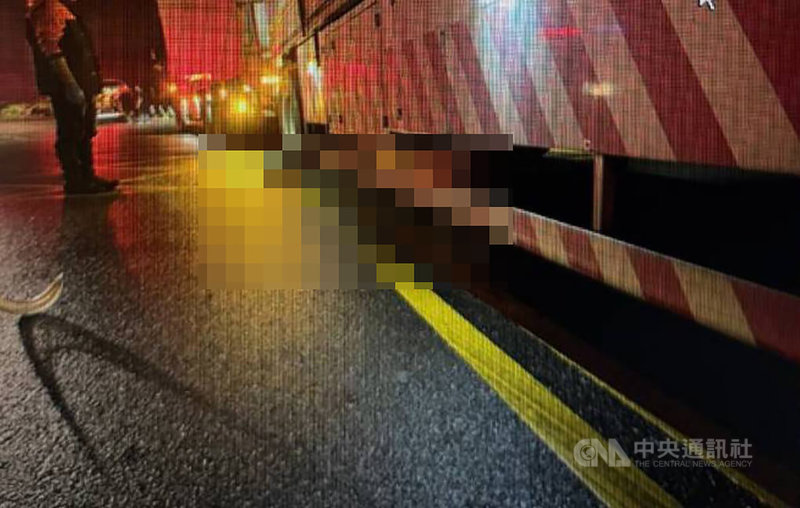 南投縣埔里鎮中正路6日凌晨2時許發生死亡車禍，1名女機車騎士與1輛曳引車事故後遭壓困，救護人員到場後確認騎士已明顯死亡，未送醫，詳細肇事原因待釐清。（翻攝照片）中央社記者鄭維真傳真 115年4月6日