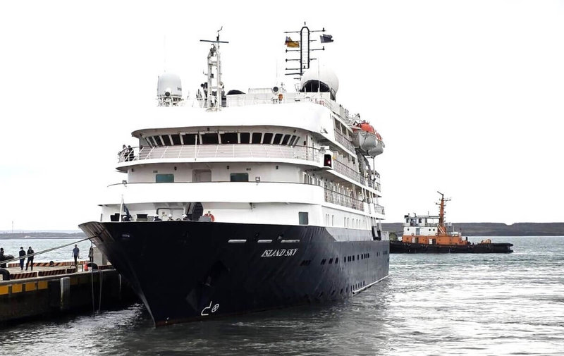 澎湖馬公商港6日迎來2艘郵輪掛靠1號碼頭,圖為郵輪島嶼天空靠港。中央社 115年4月6日