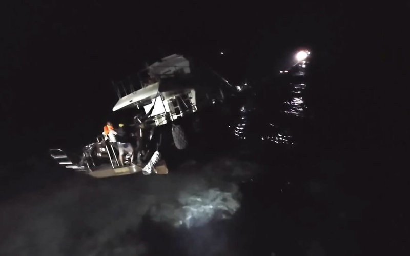 台東綠島鄉一艘載送潛水客的船隻「千洋號」4日返港途中擱淺，船上26人跳船逃生，5日晚間由友船協助拖帶脫困期間，船體斷裂沉沒於港外100公尺。（第一三岸巡隊提供）中央社記者張祈傳真 115年4月6日