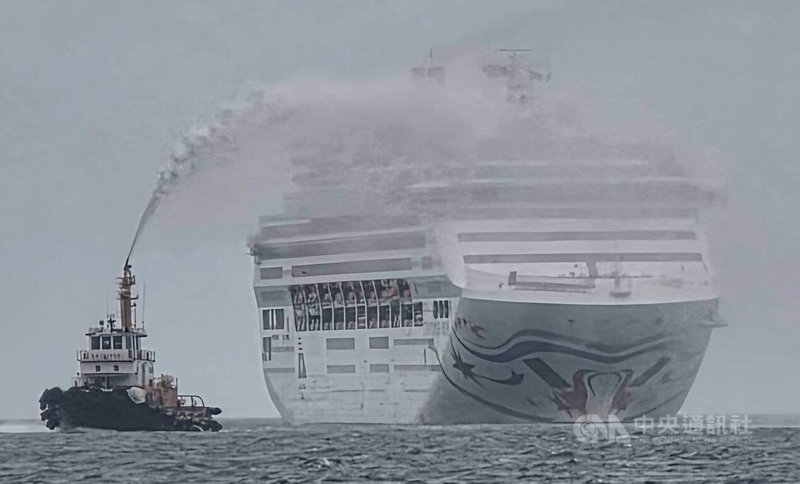 澎湖馬公商港6日迎來「島嶼天空」與「領航星號」2艘郵輪掛靠1號碼頭,帶來了逾2000位外籍遊客展開澎湖半,這也是新建國際輪碼頭首次有雙郵輪掛靠的紀錄。中央社 115年4月6日