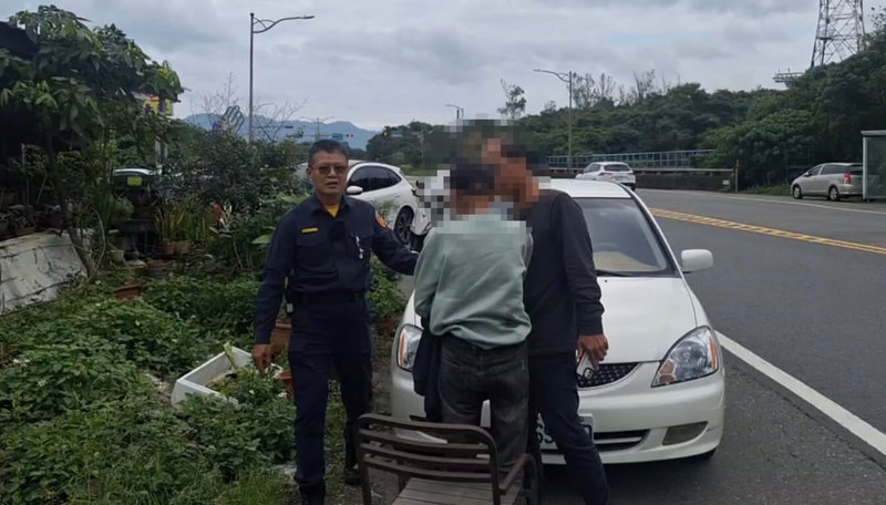 88歲江姓老翁（中）5日前往新北市貢寮區第9公墓掃墓，為了採集草藥迷途失聯，經警消擴大搜索後，在2小時內找到江姓老翁。（讀者提供）中央社記者王朝鈺傳真 115年4月6日