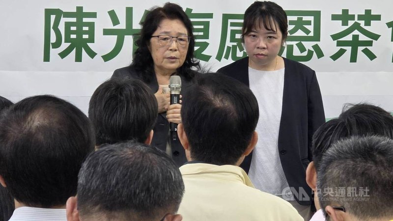 澎湖縣長陳光復妻子吳淑瑾（後左）6日在「澎湖縣長陳光復感恩茶會」中表示，陳光復已醒來、會好起來，盼給他時間與空間療癒，一定能再回來打拚幸福澎湖。中央社　115年4月6日