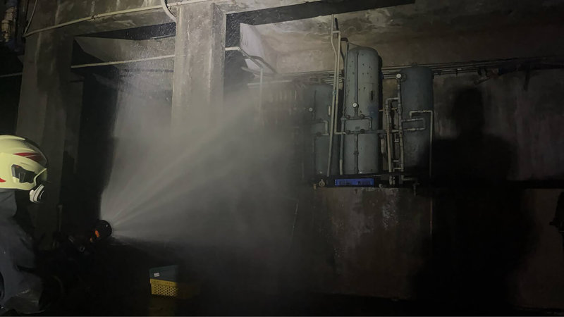 彰化市1間製冰廠5日晚間10時發生氨氣外洩，經維護商關閉洩漏管線閥門、消防人員進行水霧警戒等措施已恢復正常，幸無人傷。（彰化縣消防局提供）中央社記者鄭維真傳真 115年4月6日