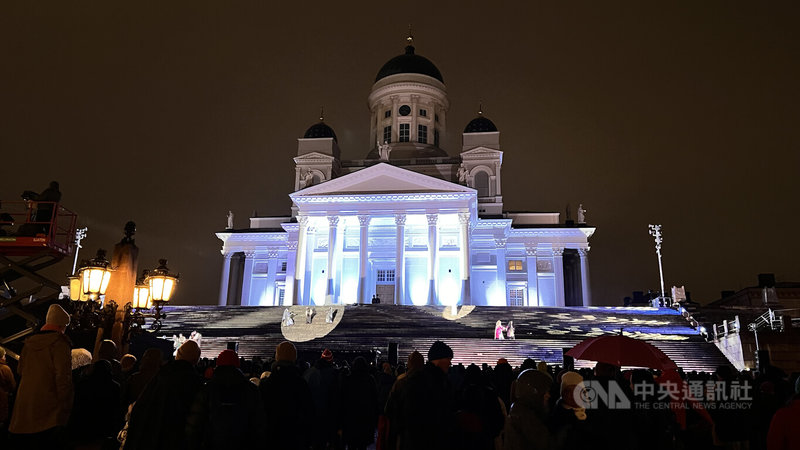 芬蘭規模最大的戶外音樂劇「十字苦路」於復活節週末迎來30週年演出，赫爾辛基大教堂（白教堂）的石階化身為戶外劇場舞台。中央社記者巫祈麟赫爾辛基攝　115年4月6日