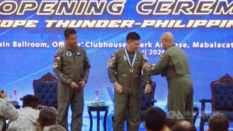 菲美空軍6日在菲律賓中部的克拉克空軍基地，展開2026年度「雷霆對抗」首輪演習，雙方指揮官在開幕儀式上互為對方掛上臂章。中央社記者林行健克拉克空軍基地攝　115年4月6日