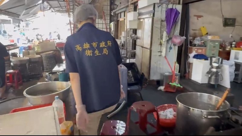 有網友發文指5日到高雄五甲一處攤位購買春捲，要吃時發現味道酸臭。衛生局6日表示，此案尚無相關就醫通報，已派員稽查攤位並要求改善疏失。（高雄市衛生局提供）中央社記者蔡孟妤傳真　115年4月6日