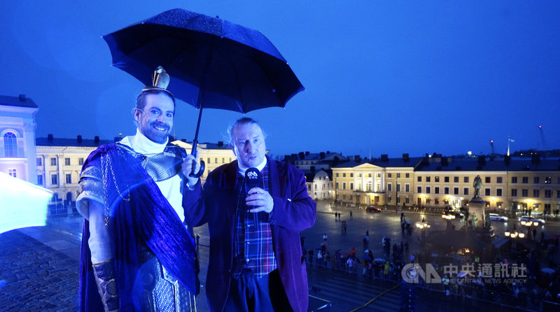 芬蘭規模最大的戶外音樂劇「十字苦路」(Via Crucis),於復活節週末在赫爾辛基參議院廣場舉行30週年紀念演出。圖為「十字苦路」導演阿羅坎托(右)與演員哈維斯托(左)。中央社記者巫祈麟赫爾辛基攝 115年4月6日