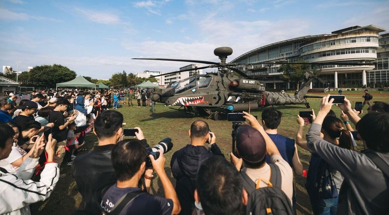 彩繪AH-64E阿帕契攻擊直升機4日、5日降落台中逢甲大學校園，引起民眾前往拍照，場面相當熱鬧。（青年日報提供）中央社記者游凱翔傳真　115年4月6日