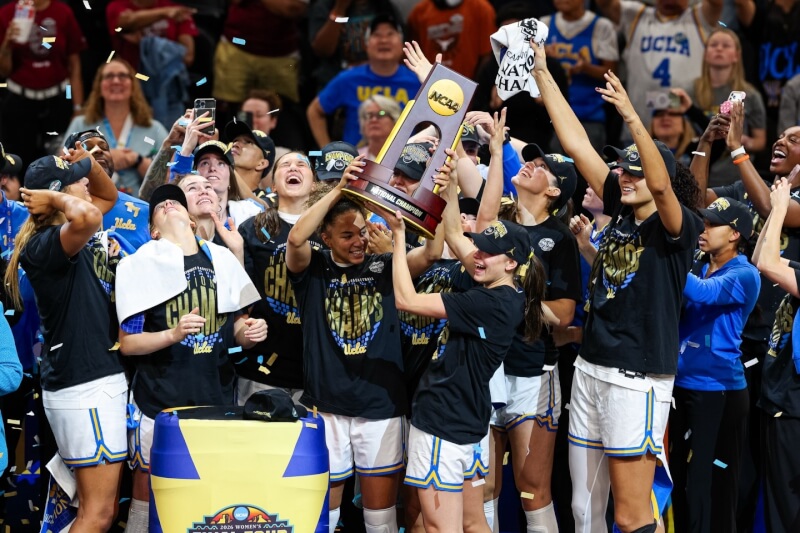 加州大學洛杉磯分校（UCLA）5日以79比51大勝南卡羅來納，勇奪隊史首次全美大學體育聯盟（NCAA）女籃冠軍。（圖取自facebook.com/UCLAWomensBasketball）
