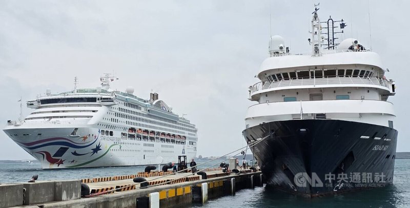 澎湖馬公商港6日迎來「島嶼天空」與「領航星號」2艘郵輪掛靠1號碼頭,帶來了逾2000位外籍遊客展開澎湖半日遊,這也是新建國際輪碼頭首次有雙郵輪掛靠的紀錄。中央社 115年4月6日