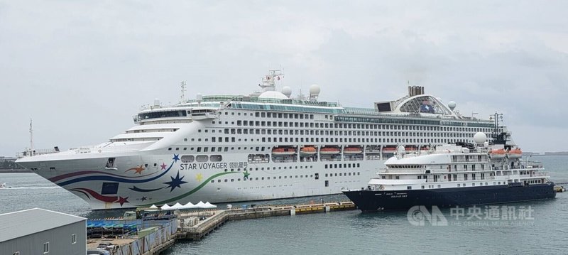 澎湖馬公商港6日迎來「島嶼天空」（右）與「領航星號」（左）2艘郵輪掛靠1號碼頭，是新建國際輪碼頭首次有雙郵輪掛靠的紀錄。中央社   115年4月6日