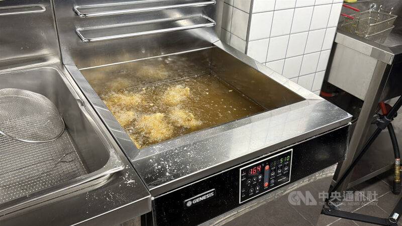 韓國BBQ炸雞品牌於1995年創立，為了保證每間分店的品質，位於京畿道利川市的BBQ「炸雞大學」提供2週教育，讓所有加盟主在此接受訓練，裡面也有多樣的專業器具。中央社記者楊啟芳首爾攝 115年4月6日