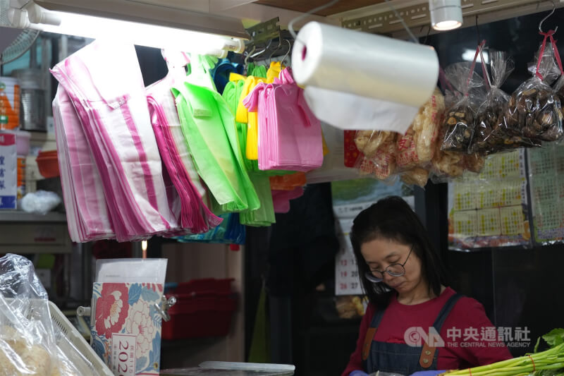 圖為2日北市北投中繼市場內攤位掛著各式塑膠袋。（中央社檔案照片）