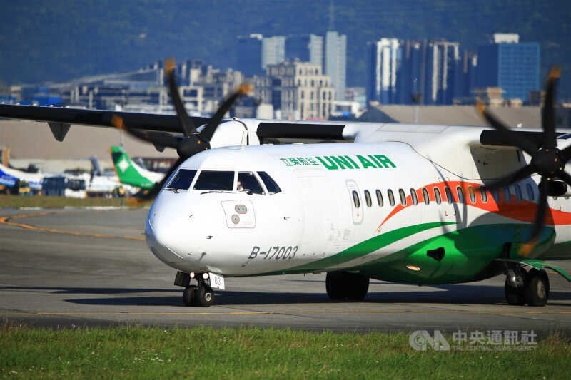 圖為松山機場內立榮航空客機。（中央社檔案照片）