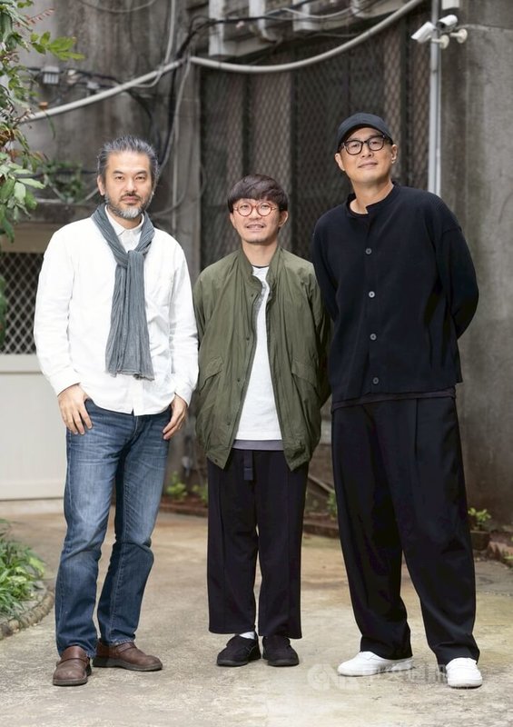 導演賴俊羽（左起）、管偉傑和特效指導郭憲聰接受中央社專訪，分享影集「乩身」幕後拍攝點滴，他們表示除展現台灣宮廟不一樣的美學，也想打造出具有國際實力的台灣本土驅魔IP。中央社記者趙世勳攝　115年4月6日
