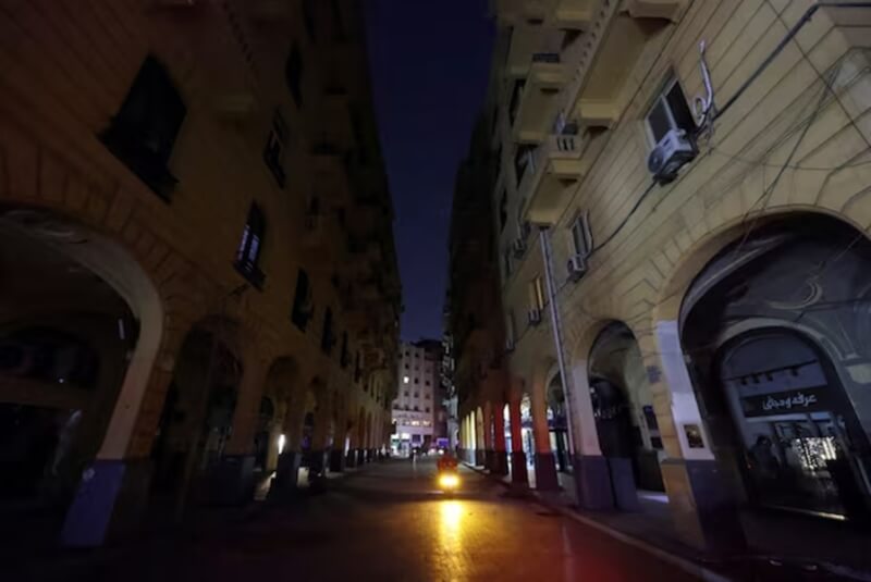 埃及當局實施為期1個月的新規，要求平日商店最晚9時關門。圖為開羅街道。（路透社）
