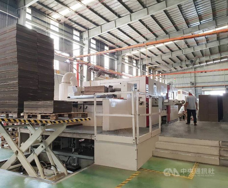 深耕越南逾30年的威信印刷包裝工業公司為海尼根、可口可樂、百威等國際大型客戶製作紙箱、紙盒。總經理沈憲煜表示，中東戰火使燃料成本上升逾2倍，塑膠包裝有時也缺貨。圖為該公司的廠房。中央社記者曾婷瑄河內攝　115年4月6日