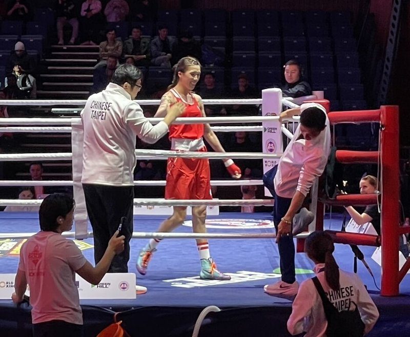 2026亞洲拳擊錦標賽在蒙古舉行，6日進行各組4強戰，台灣好手黃筱雯（紅衣者）順利擊敗中國對手趙軒，挺進冠軍決戰。（中華民國拳擊協會提供）中央社記者黎建忠傳真　115年4月6日
