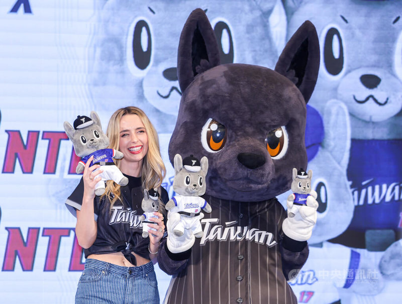 台美混血好手「費仔」費柴德太太韓納（Hanna Fairchild）（左）應邀訪台，7日在台北與中職吉祥物「歐告」相見歡，「歐告」也送上穿著費柴德17號球衣的玩偶給韓納，令她愛不釋手。中央社記者裴禛攝　115年4月7日