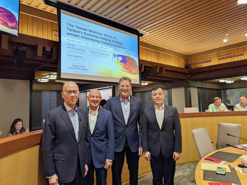 前外交部長李大維（左）6日赴史丹佛大學胡佛研究所座談，與美國學者埃利斯（左2）、戴雅門（右2）、駐舊金山辦事處長伍志翔合影。（駐舊金山辦事處提供）中央社記者張欣瑜舊金山傳真　115年4月7日