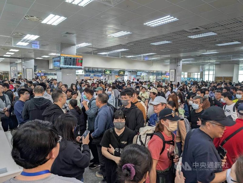 金門6日受濃霧影響清明收假航班，金門航空站7日上午湧入許多民眾等待候補返回台灣。中央社記者吳玟嶸攝　115年4月7日