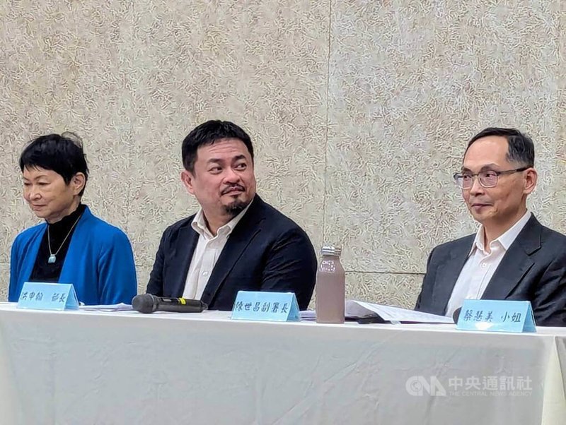 勞動部7日舉辦記者會,宣布修正「婦女再就業計畫」獎勵措施,勞動部長洪申翰(中)、勞動部勞動力發展署副署長陳世昌(右)出席說明,盼透過計畫支持婦女返回職場穩定就業。中央社記者張雄風攝 115年4月7日