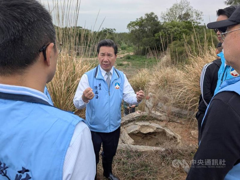 金門縣定古蹟「陳顯墓」被發現疑遭破壞，金門縣長陳福海（後）7日到現場了解，並與文史工作者、修復匠師等交換意見。中央社記者吳玟嶸攝　115年4月7日