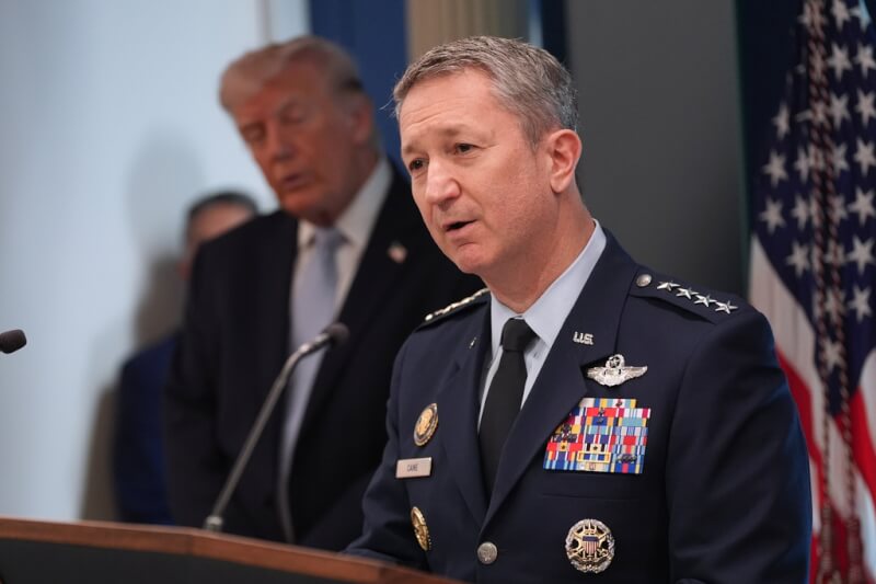 參謀首長聯席會議主席凱恩（圖）6日在白宮以「空中艦隊」形容這項救援行動。（美聯社）