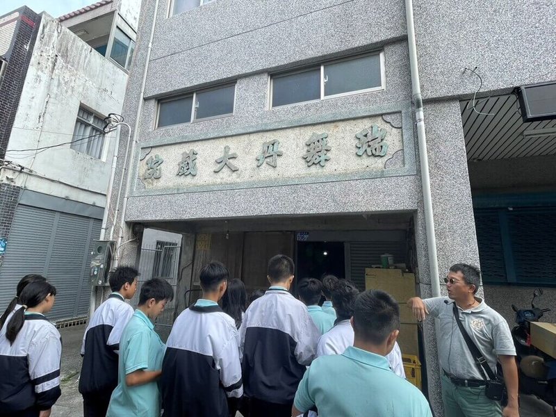 近年中小學的閱讀教育已走出傳統紙本閱讀，更重視情境式體驗。花蓮縣富里國中透過實地走讀，讓學生親身探索富里老街的歷史、文化與社區特色。（教育部提供）中央社記者陳至中傳真　115年4月7日