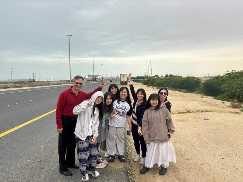 駐科威特代表處4日派員陪同在科威特大學語言中心就讀的5名台灣籍交換學生，經陸路前往沙烏地阿拉伯首都利雅德。駐科威特代表胡琪斌（左1）與5位交換學生合影。（外交部提供）中央社記者楊堯茹傳真 115年4月7日